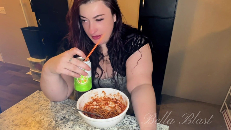 BellaBlast: Grandota hace eructar y pedos mojados después de comer pasta,...