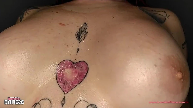 Bruninha Fitness: Menina tatuada com peitos grandes mostra tudo - lingerie, botas vermelhas...