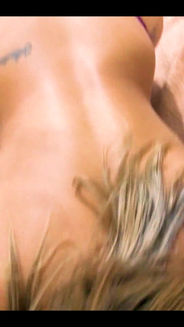Naughty Girl TS: Si blonde nakal menghisap tukang gunting di gim