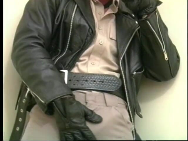 Gays Case: 警察の制服を着た筋肉のホモスタッドは彼のコックをこすります