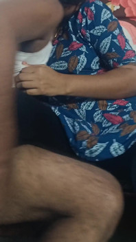 Mulheres casadas curtindo lambida dura no sofá