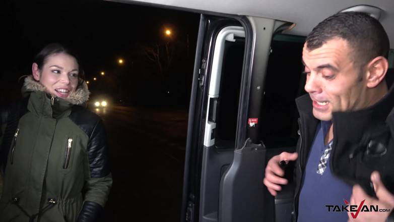 Take Van: Naivní brunetka belive cizinec ji řídí, ale jen šuká