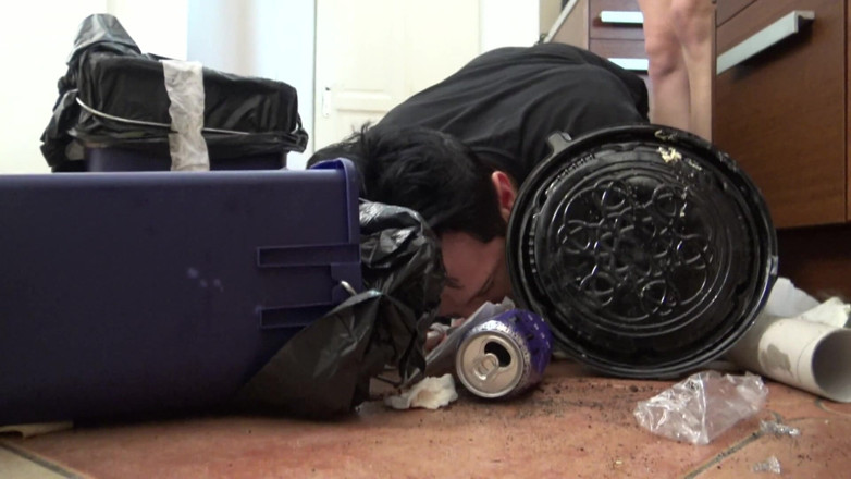 Femdom Austria: Garbageboy-video! Schlampenmädchen, kondom und müll-tyrannin!