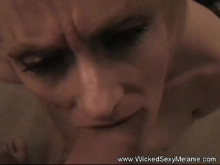 Wicked Sexy Melanie: Bionda troia più anziana succhia forte wang in pov
