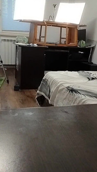性感的妻子在家里裸体锻炼。性感的黑发女郎试穿连裤袜