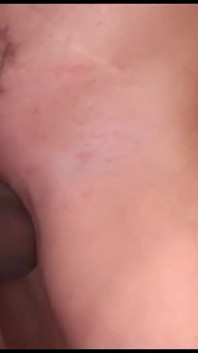 Une blonde super sexy aux seins et au cul énormes se fait jouer avec la chatte