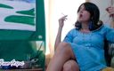 Bolly Karma: Caliente milf fuma cigarrillo en vivo