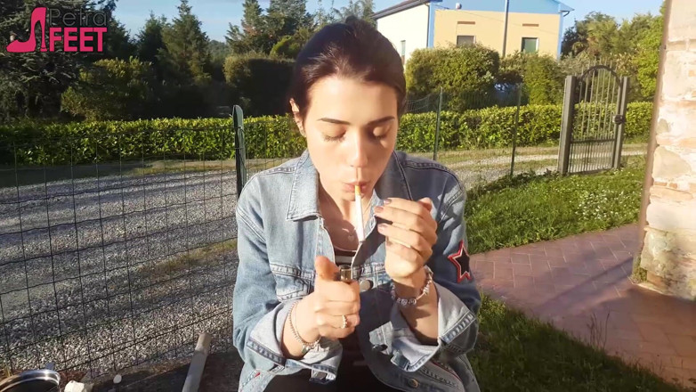 Smokin Fetish: Petra fuma sus ciggaretes al aire libre
