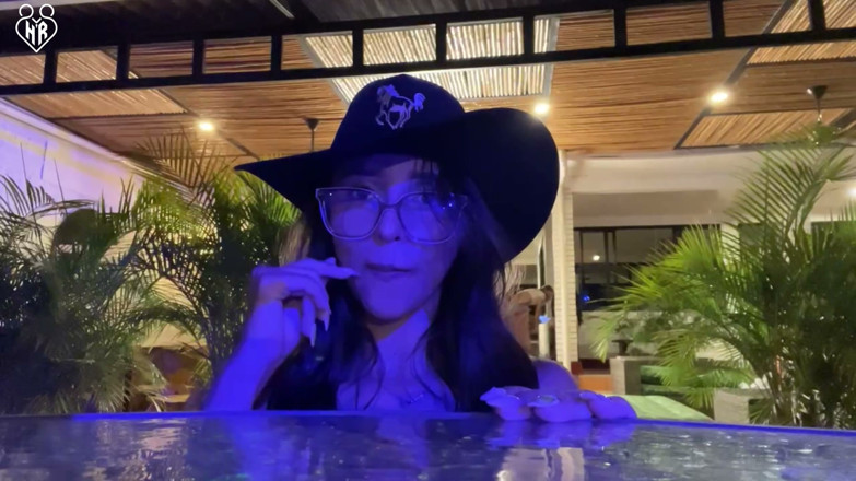 Hilary Rhodes: Kovbojka Hilary uteče ze streamu, aby za zády svých přátel šukala