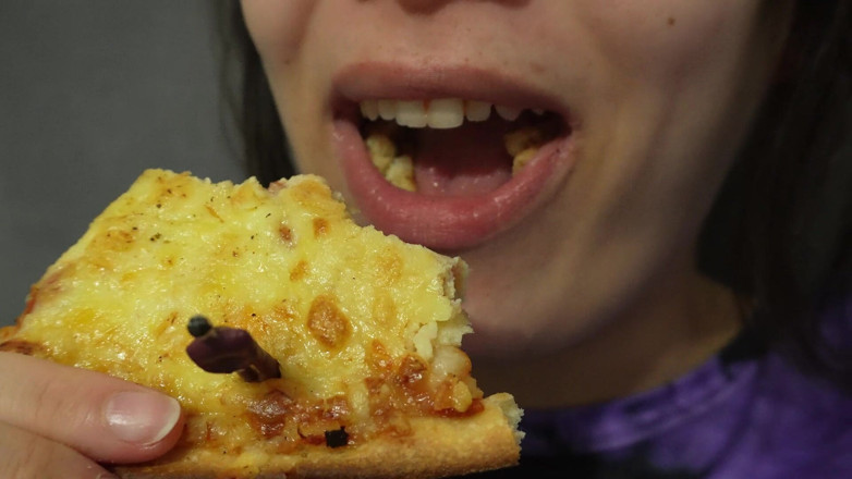 AmayaMori: Reuzin pizza-diner neemt een wilde wending, de kleine man wordt...