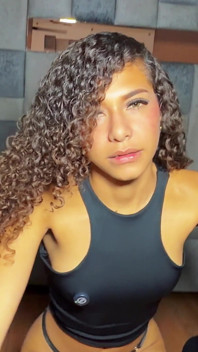Güzel Kolombiyalı üniversite kızı, devasa bir penisli bir adamla ilk porno oyuncu seçimini yapıyor
