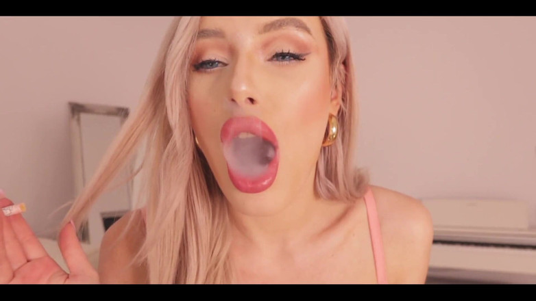 AnnaReyBlonde: Yarak sigaranda sigara içiyor.