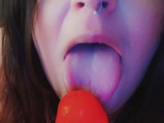 Nikki Danzig: Con đĩ SSBBW thực hành kỹ năng miệng