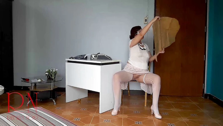 Regina Noir: Sekreter. Seksretary. Külotsuz ofis orta yaşlı seksi kadın. Çıplak ofis. Ofiste çıplak...