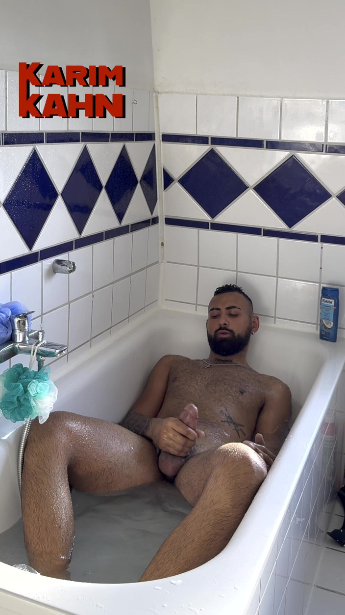 Karim Kahn: Eu acidentalmente gozei na minha própria boca na banheira