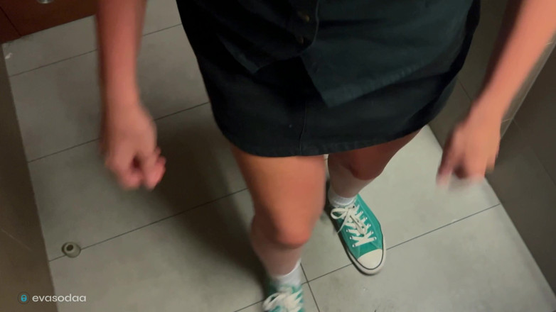 Eva Soda: Sexe risqué dans les toilettes, une employée de McDonald se...