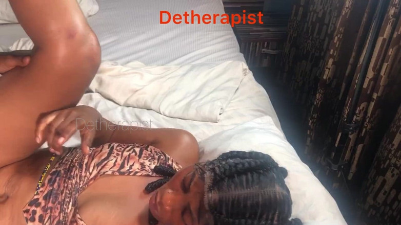 Detherapist: 집에서 만든 섹시한 흑누나 초콜릿 여친이 보지를 제안해