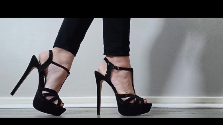 Kinky Lyrical: Stilettos와 맨발 - 걷기와 포즈