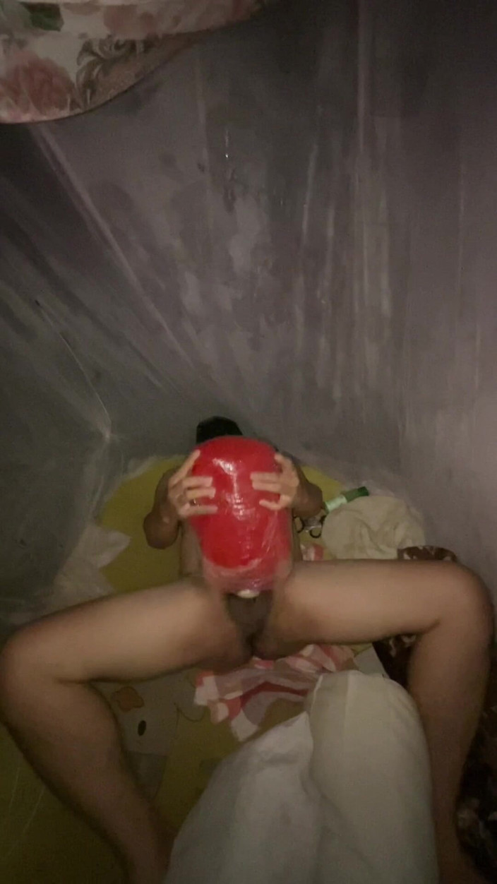 Milky Tata: Twink Chlapec šuká panenku hračku a stříká na jeho hračku Pt. 2