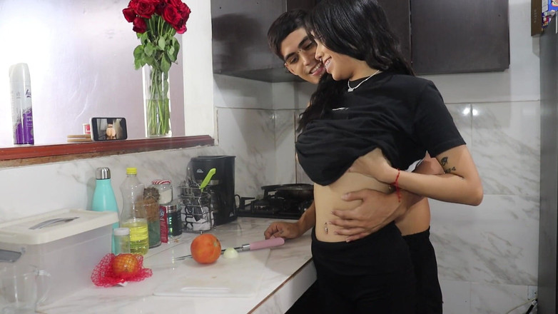 Vanessacoxxx: Stavo cucinando per la mia migliore amica e mi metto...