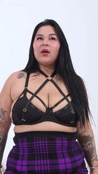 胸の豊かなラティーナが初めてのポルノキャスティング。メラニーの女の子が偽りで激しくセックス