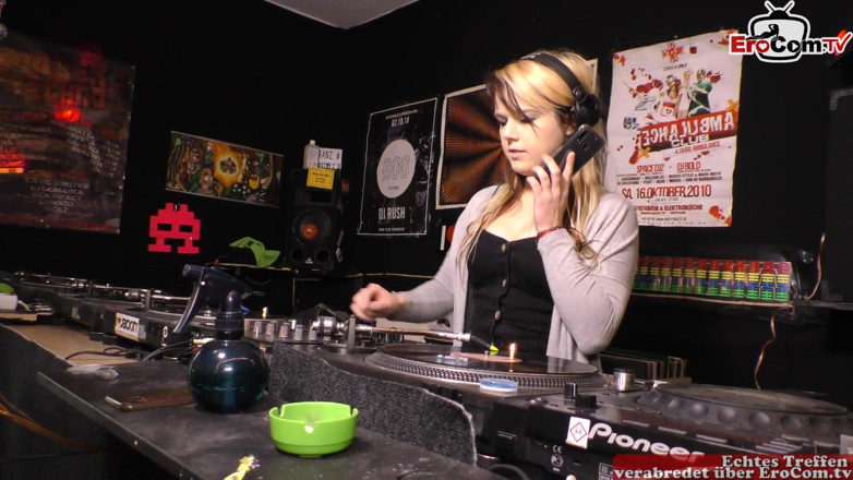 EroCom: หมอย DJ ถูกแฟนคลับเงี่ยนฉีกเสื้อผ้าแล้วเย็ด