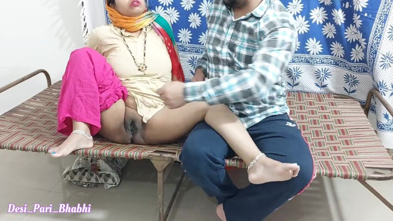 Desi Pari Bhabhi: Frumoasă mamă vitregă indiană cu pizda și curul futute tare de...