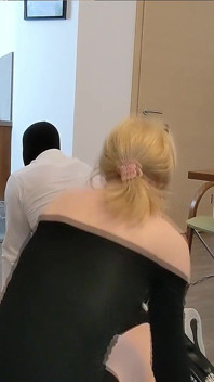 Tam klip!! Sevimli travesti dom tarafından domine edilen hizmetçi köle! Onun yarağı ve sikiş makinesi tarafından sikiliyor! Full Clip