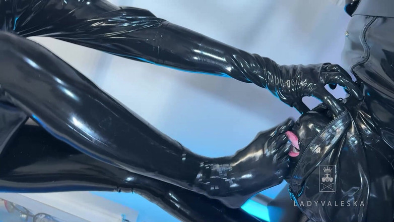 Lady Valeska: Latexová Škádlení Pro Zamčeného Ptáka