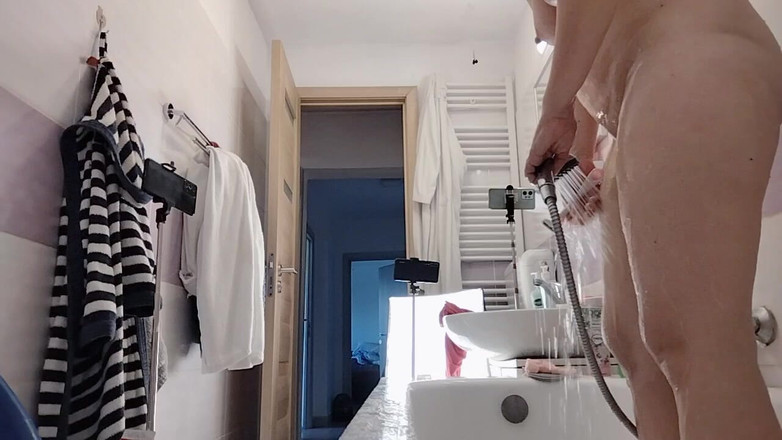Amateur_MS: Sexy Wife Shaves Her Pussy Hair.