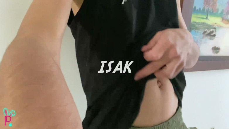 Isak pervert: Un ragazzo vestito da militare tira fuori il suo enorme...