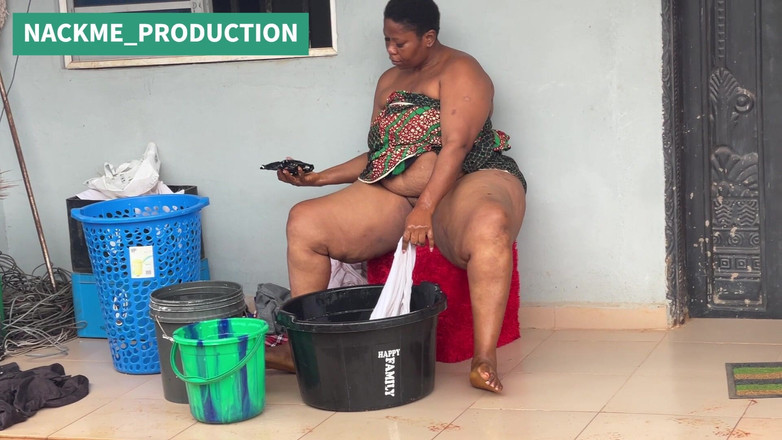 NACKME_PRODUCTION: Afrikanische mama Multitasks an einem sonntagmorgen