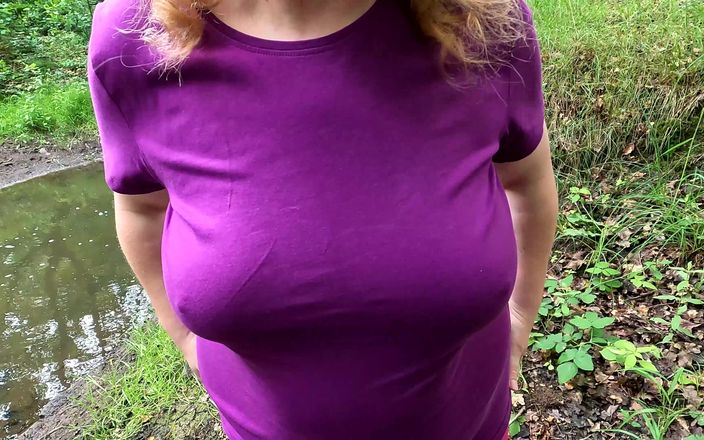 Bouncy Tits Action: Nahá prsa fackuje poblíž řeky