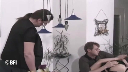 House of lords and mistresses in the spanking zone: Doi bărbați excitați și-au legat și pedepsit sclavul sexual
