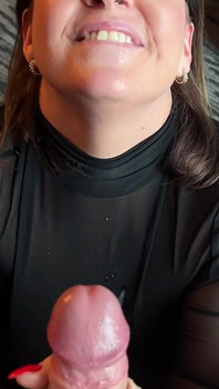 Milf à lunettes, pipe en POV/ branlette, éjaculation