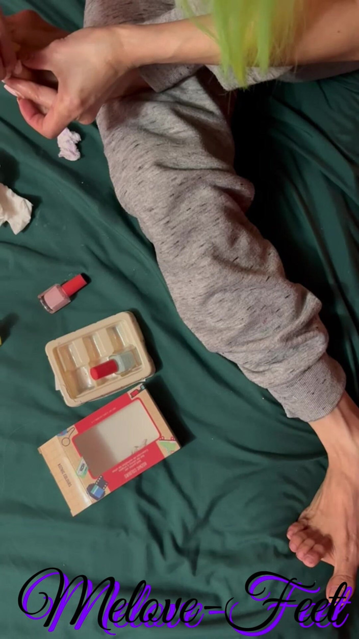 Naelor: Melove limpiando sus dedos de los pies y haciendo sus...