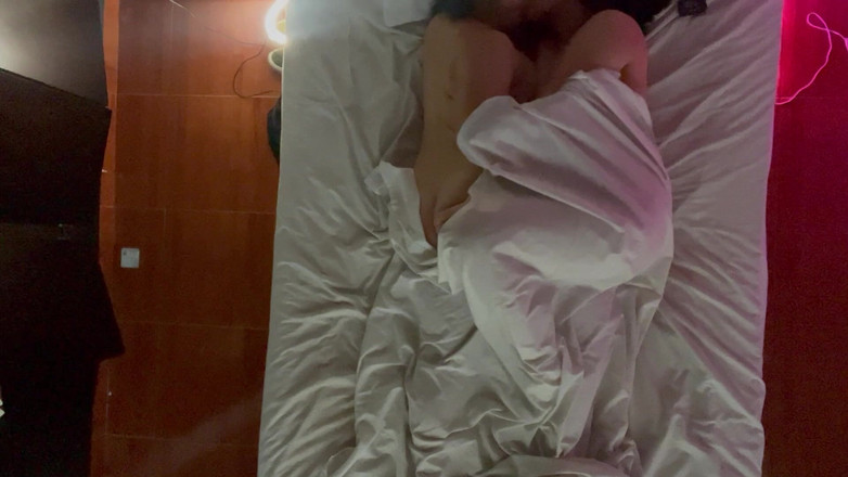 zoemelissa: 女同性恋者在床单下避难，最后在黑暗中抚摸她们的欲望