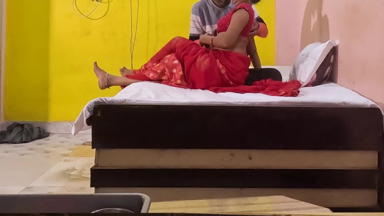 Hot Girls Indian: Гаряча бхабхі в червоному саарі трахається в іншому стилі