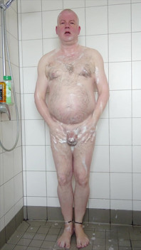 สบู่และอาบน้ําในห้องอาบน้ํา