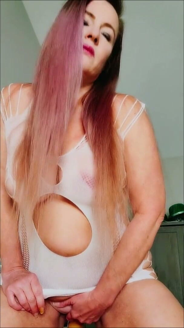 Nikki Nevada: Mamă sexy Nikki într-o rochie albă strappy călărește o păpușă sexuală...
