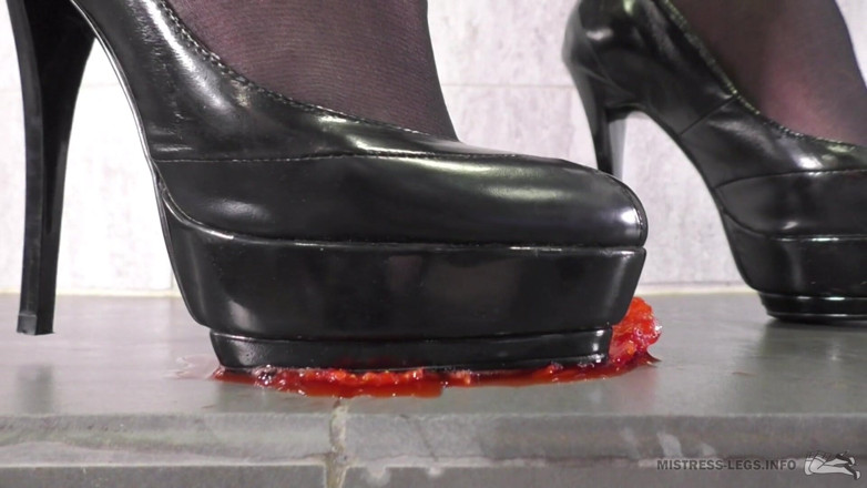 Mistress Legs: Schiacciamento cibo succoso con tacchi alti