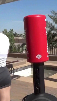 Buitenshuis roken met de boksende gespierde dame