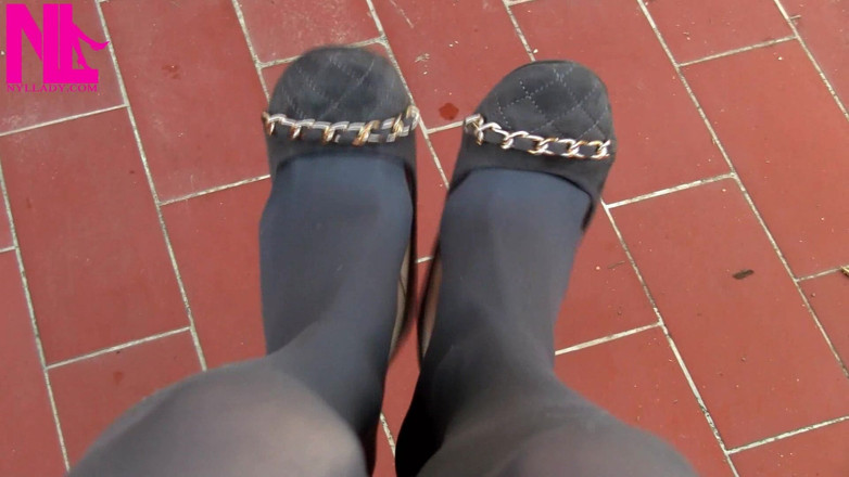 Nyllady: Atârnând în ciorapi gri și balet flats cu lanțuri