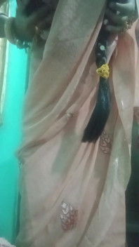 Wanita transeksual India Gaurisissy Menekan Dan Memerah Susu Buah dadanya dalam saree merah jambu