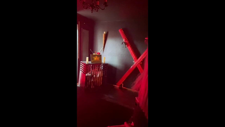 Queen_of_BDSM: 내 노예를 펠라 창녀로 훈련하고 있어!