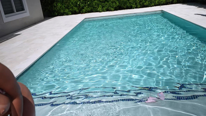 J-Mac: Jmac trojka u bazénu s Kayley Gunner a Kali Roses