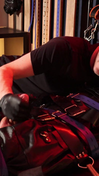 De jongen in leren bondage randen, maar hij mag geen orgasme krijgen