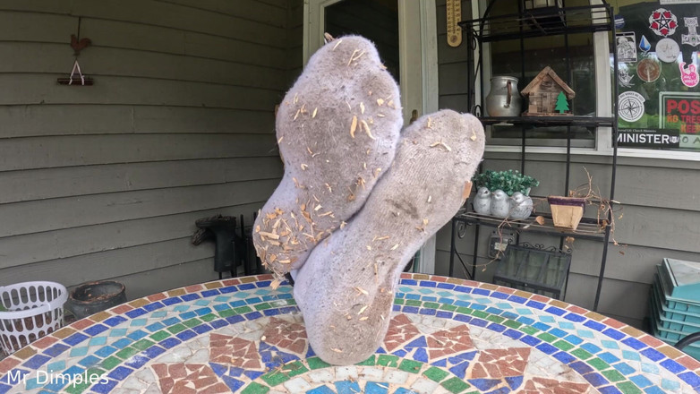 Mr Dimples: Saya menunjuk-nunjukkan stoking dan kaki kotor saya