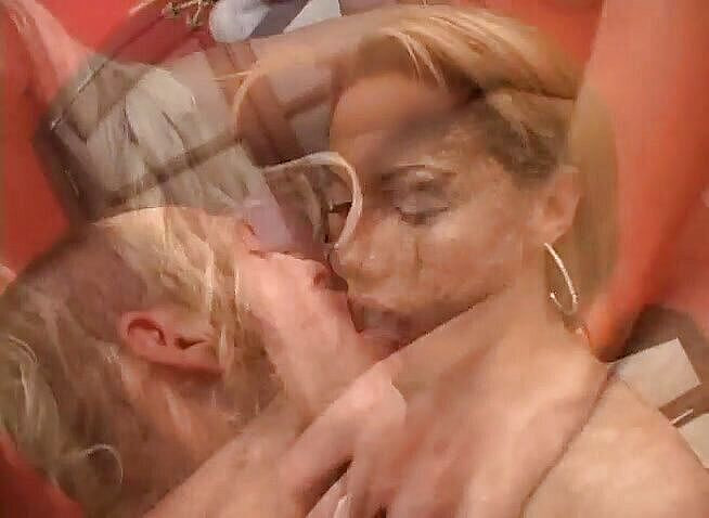 Shemale World: Trio bisexuel avec une trans excitée