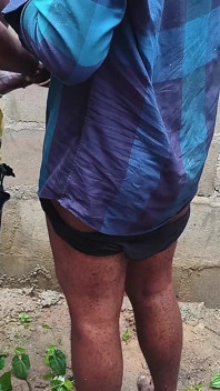 Šukání toho bussyass, zatímco on drží zeď